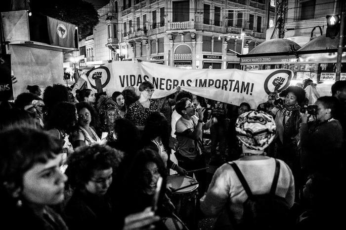 Sobre marchas, mentiras, margens e medos (por Mara Emília Gomes Gonçalves)