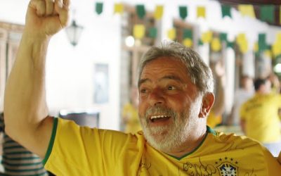 Em tempo de jogo de futebol: a torcida é Lula livre.