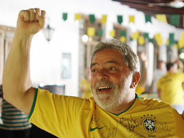 Em tempo de jogo de futebol: a torcida é Lula livre.