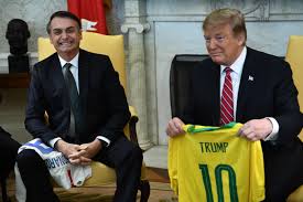 FINALIDADE DA VIAGEM DO PRESIDENTE: TROCAR CAMISETAS