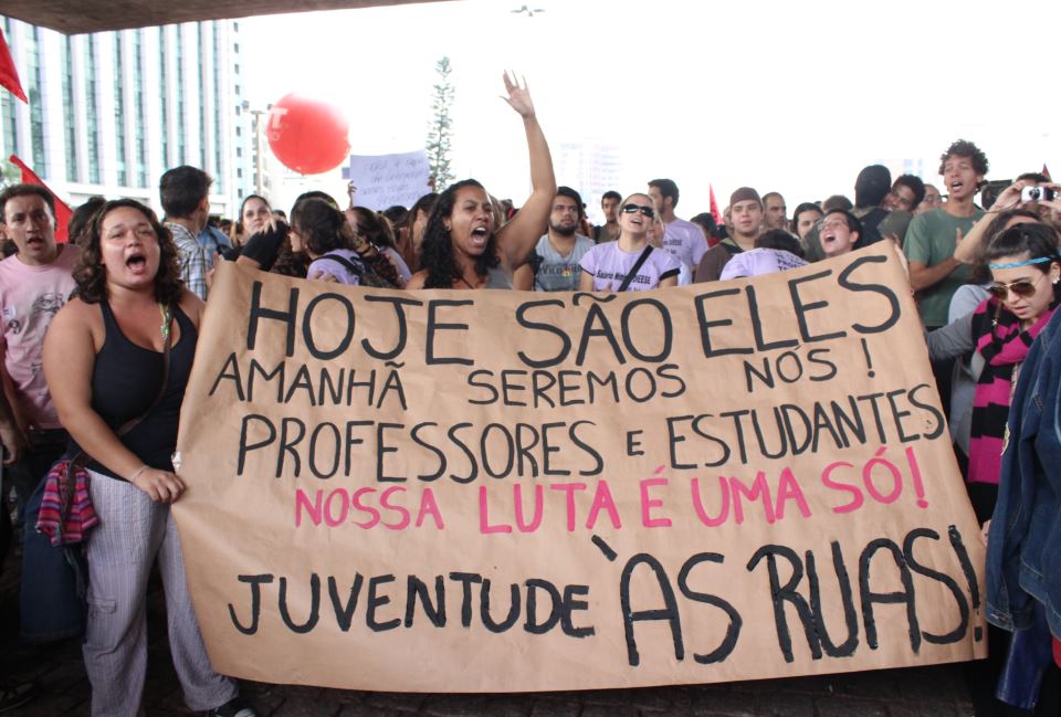 Luzes de esperança – As juventudes nas ruas