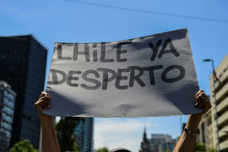 O POVO NAS RUAS NO CHILE – E NO BRASIL?